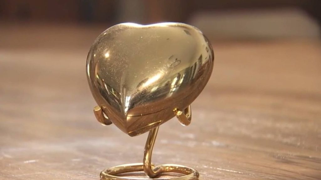 Family order urn for gran's ashes on Amazon – but are left shaken by what's inside 6 0 AZFamily 2jpeg