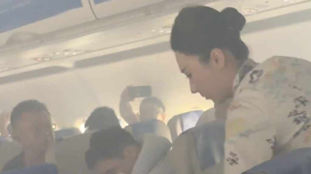 1 VIDEO Plane passengers terrified as power bank fills cabin with thick smoke