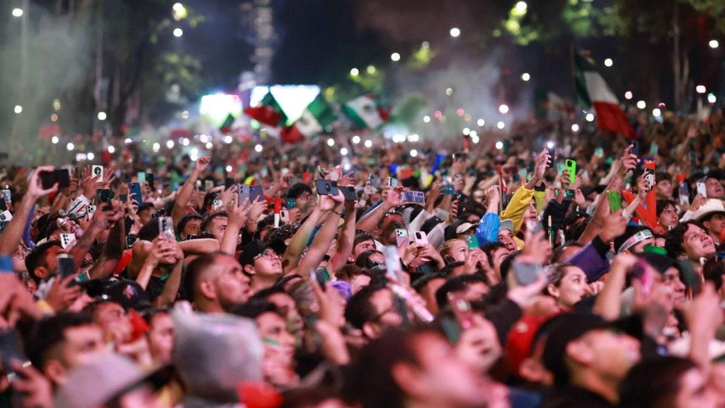 0 Crowds of Mexico fans gather in central Mexico City to watch Mexico face Ecuador