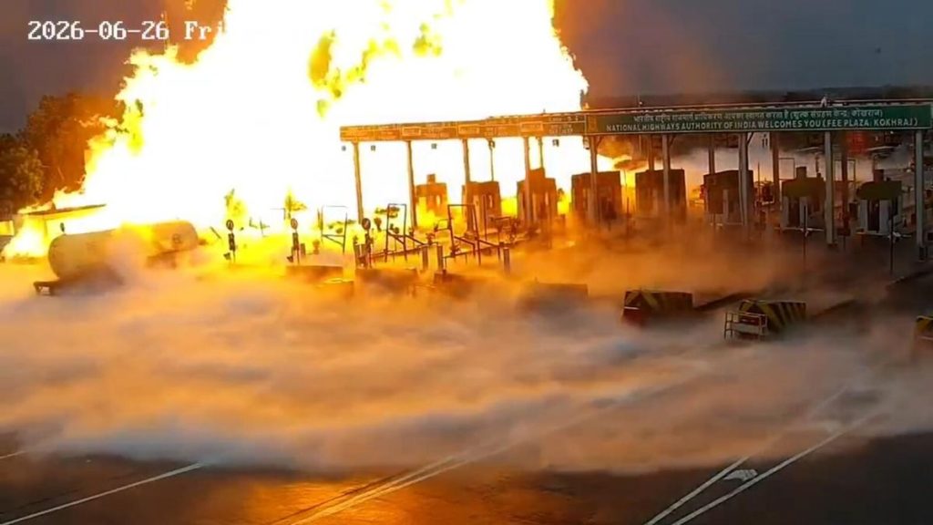0 VIDEO Five dead after petrol tanker crashes and explodes at toll booth