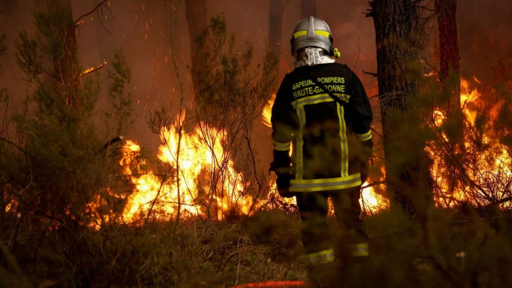 1785270372 0 TOPSHOT FRANCE ENVIRONMENT CLIMATE WEATHER WILDFIRE