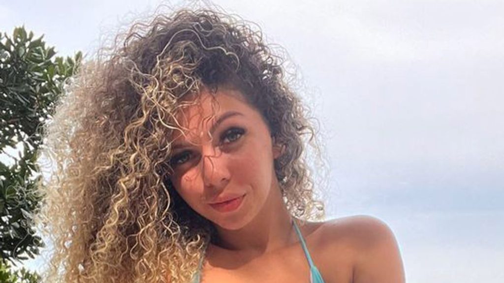1 Woman claims to make thousands per month popping BALLOONS online