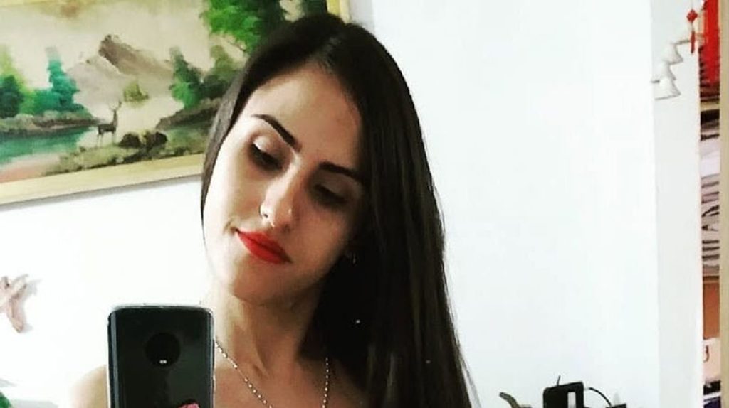 1 Woman dies after falling on wine glass during dinner party