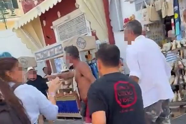 Tourists brawl with shop owners in posh holiday hotspot after 'kids asked to move' 5 0 VIDEO Tourists and shop owners trade punches and kicks after brawl erupts in posh holiday hotspot