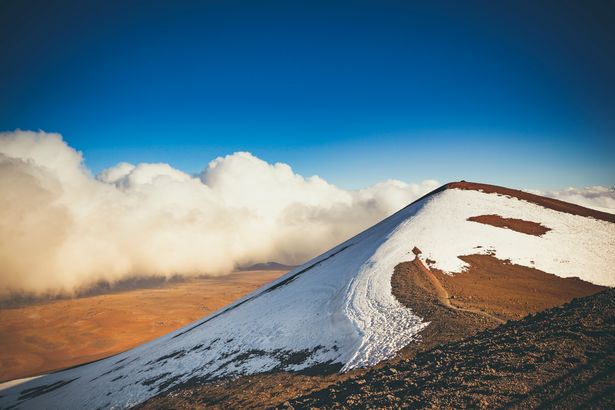0 mauna kea volcano snow capped big island hawaii