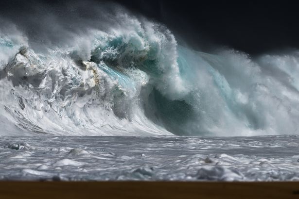 2 Huge wave Haleiwa Oahu Hawaii