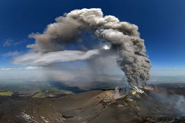 0 TOPSHOT ITALY VOLCANO ETNA ERUPTION