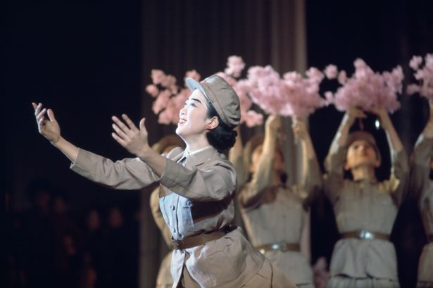 1 North Korean Dancers