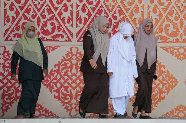 0 Four Individuals Who Violated Sharia Law By Committing Adultery Were Given 100 Lashes In Banda Aceh