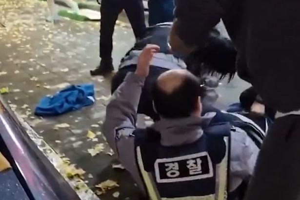 Hilarious moment bungling cop's wig flies off during street arrest 1 0 VIDEO Cops wig flies off during street bust